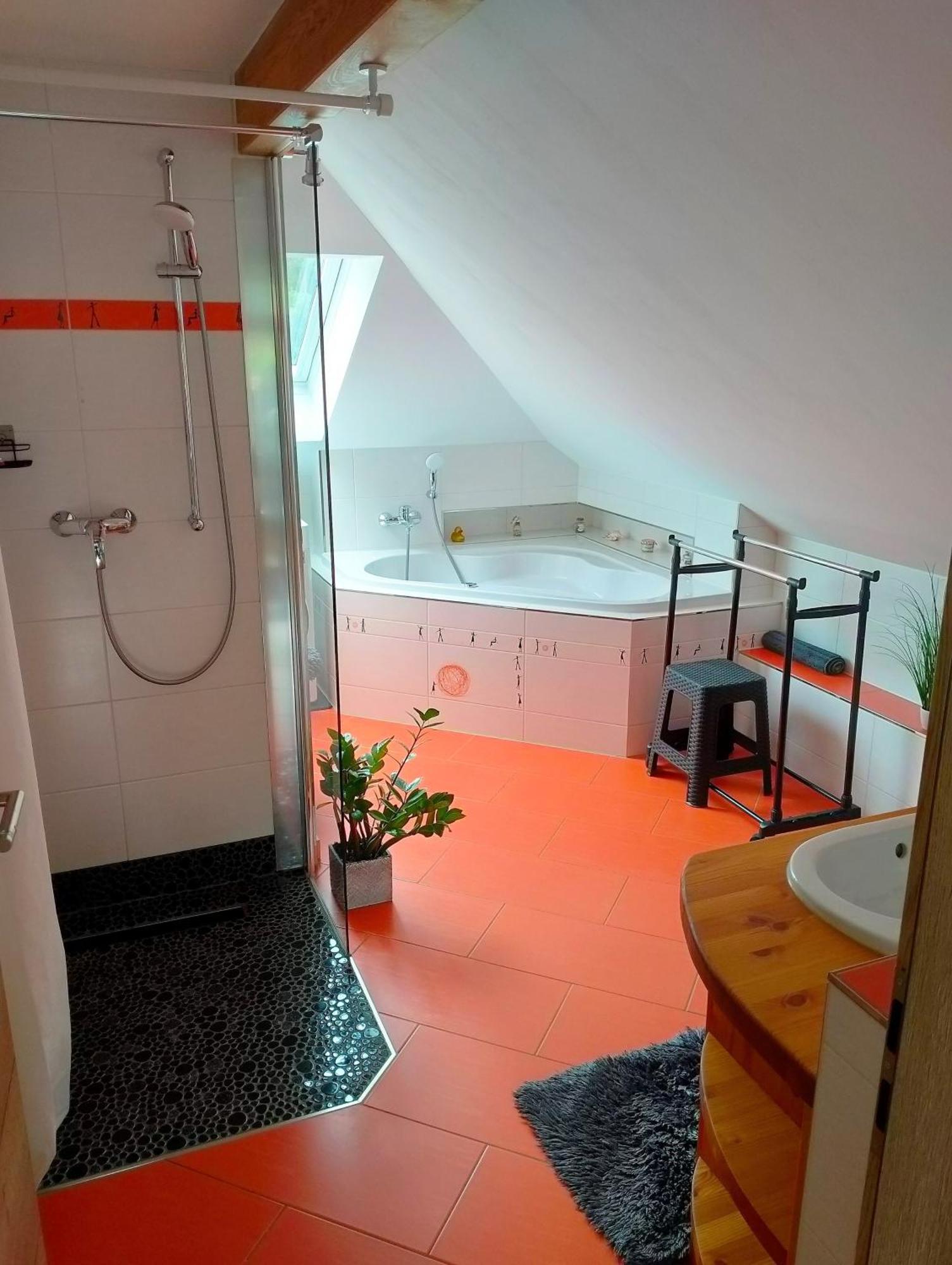 Ferienwohnung Am Waldesrand - Garten, Terrasse, Grill, Luftkuehler, Massagesessel, Kinderspielecke, Spielekonsole Cottbus Esterno foto