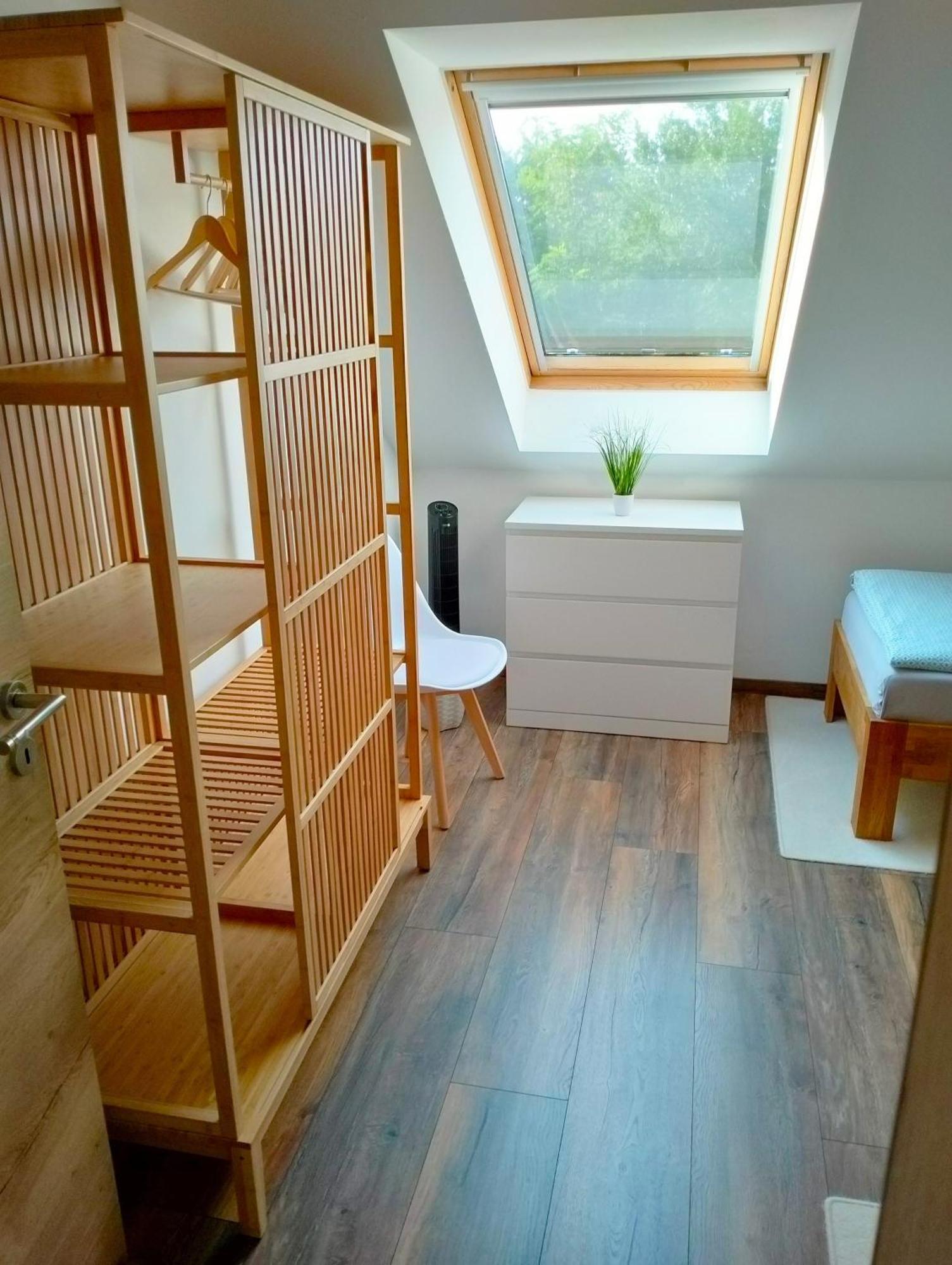 Ferienwohnung Am Waldesrand - Garten, Terrasse, Grill, Luftkuehler, Massagesessel, Kinderspielecke, Spielekonsole Cottbus Esterno foto