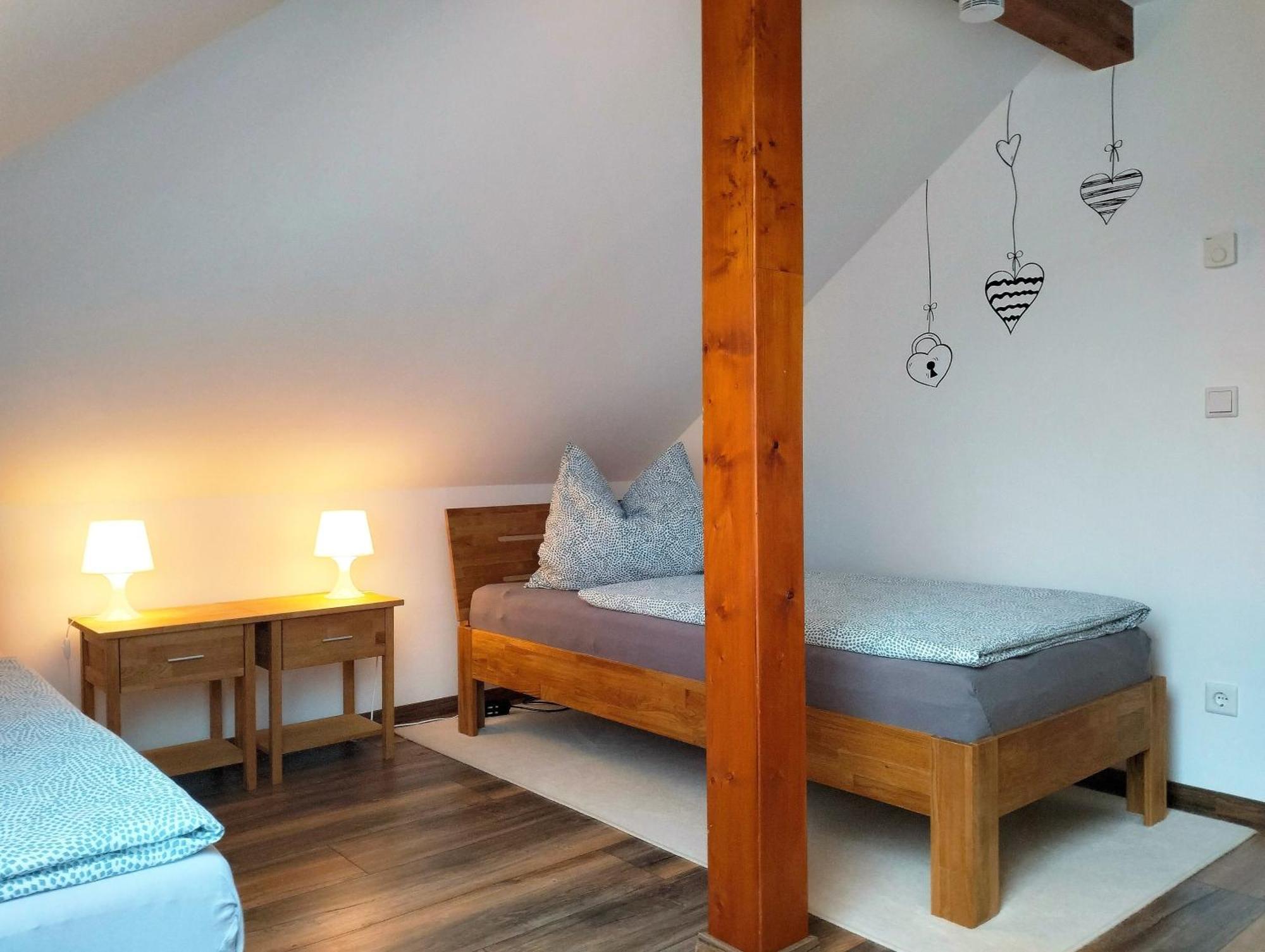 Ferienwohnung Am Waldesrand - Garten, Terrasse, Grill, Luftkuehler, Massagesessel, Kinderspielecke, Spielekonsole Cottbus Esterno foto