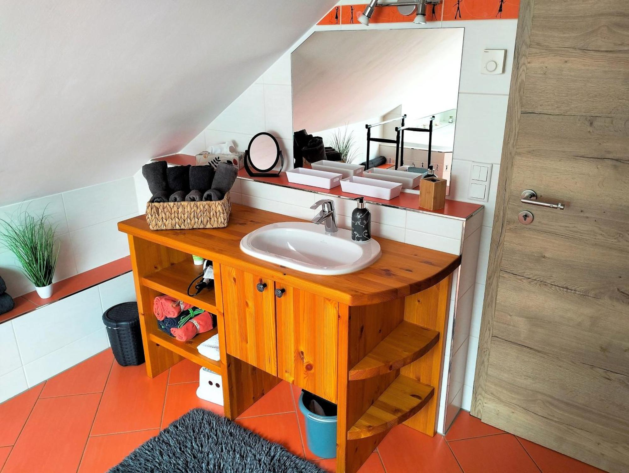Ferienwohnung Am Waldesrand - Garten, Terrasse, Grill, Luftkuehler, Massagesessel, Kinderspielecke, Spielekonsole Cottbus Esterno foto