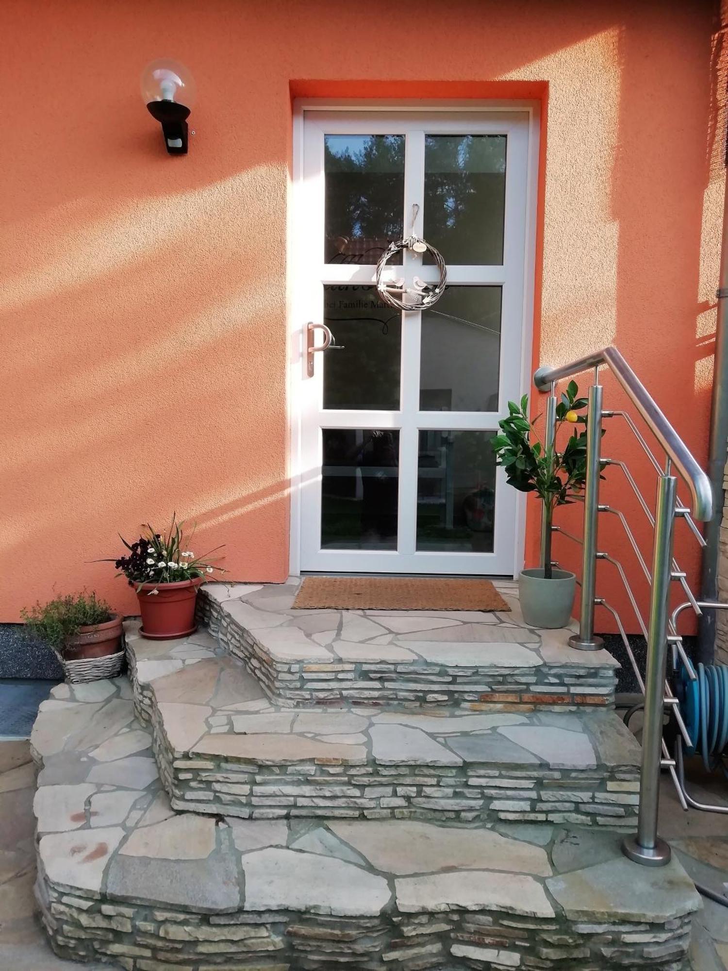 Ferienwohnung Am Waldesrand - Garten, Terrasse, Grill, Luftkuehler, Massagesessel, Kinderspielecke, Spielekonsole Cottbus Esterno foto